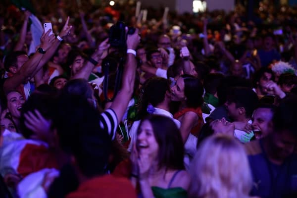 Des supporters italiens célèbrent la victoire de leur équipe à l'Euro dans la fan-zone de la Piazza del Popolo à Rome le 11 juillet 2021