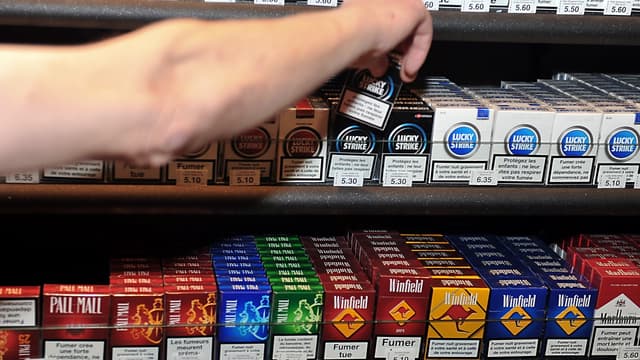 Selon l'arrêté d'homologation des prix paru dimanche, certaines marques vont procéder à de légères augmentations de leurs prix, à l'image du paquet de Lucky Strike rouge ou celui de Winfield bleu qui passent de 6,50 à 6,60 euros.