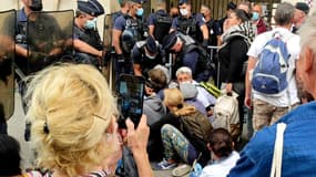 Une dizaine de manifestants dont des soignants ont manifesté contre le pass sanitaire devant l'ARS à Marseille mercredi 15 septembre 2021.