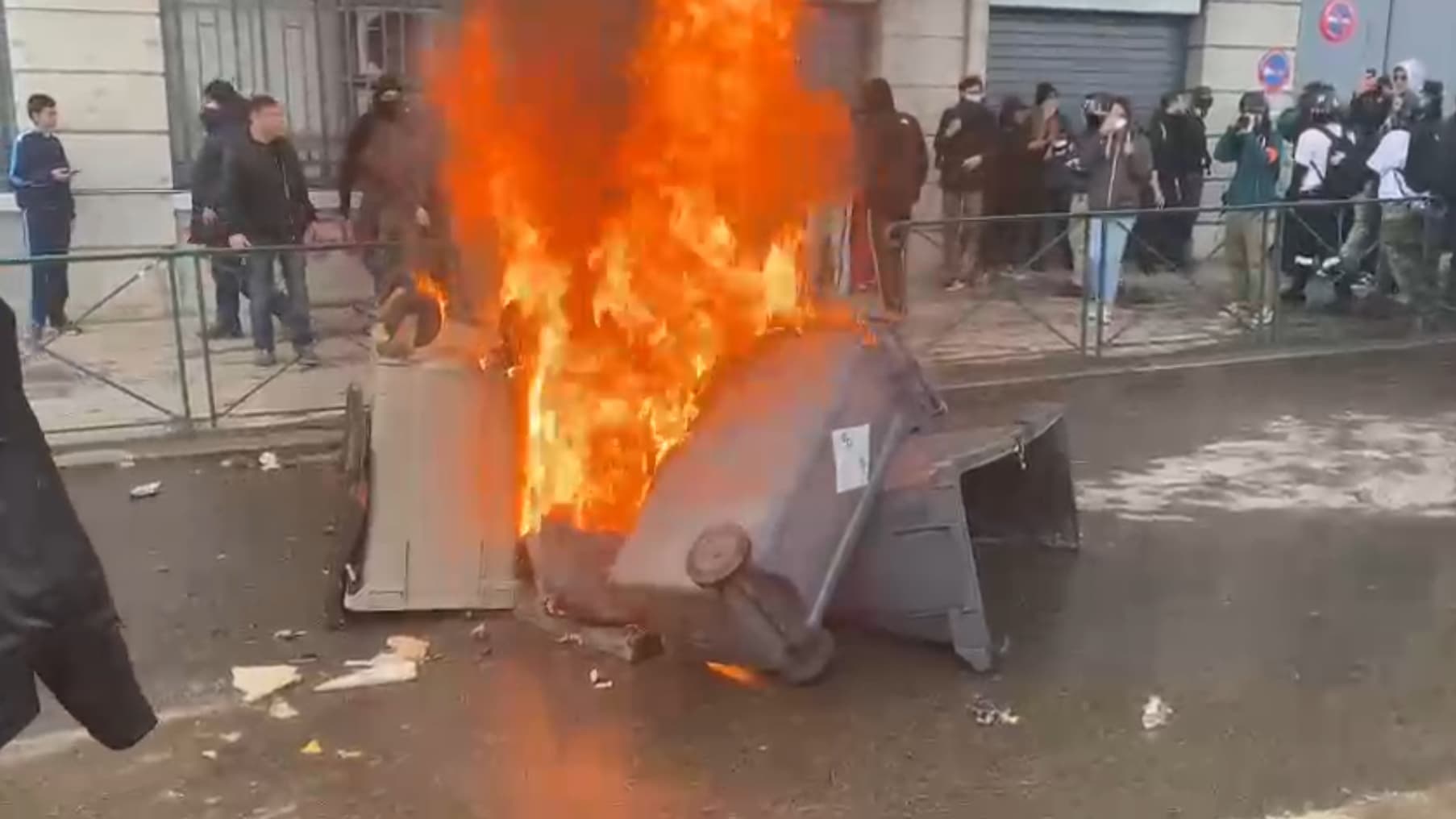 Un feu de poubelles est en cours devant l'enseigne Gibert Joseph du quai Gailleton.