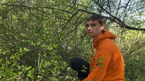 Thibaut Girard entretient l'ancien village de Sigoyer du Do durant son service civique.