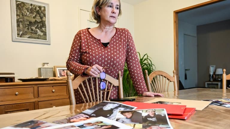 Pascale Descamps, chez elle dans le Pas-de-Calais le 25 novembre 2020 devant les photos de sa fille et de ses petits-enfants détenus en Syrie