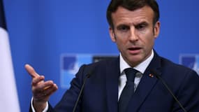 Le président Emmanuel Macron, lors d'une conférence de presse au siège de l'OTAN, à Bruxelles, le 24 mars 2022