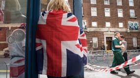 Une Britannique devant l'hôpital St Mary de Londres, où Kate, l'épouse du prince William, doit accoucher bientôt de son deuxième enfant, le 16 avril 2015