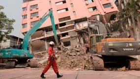 Un secouriste passe devant les décombres d'un bâtiment effondré à Mandalay, en Birmanie, le 5 avril 2025, à la suite du tremblement de terre du 28 mars. 