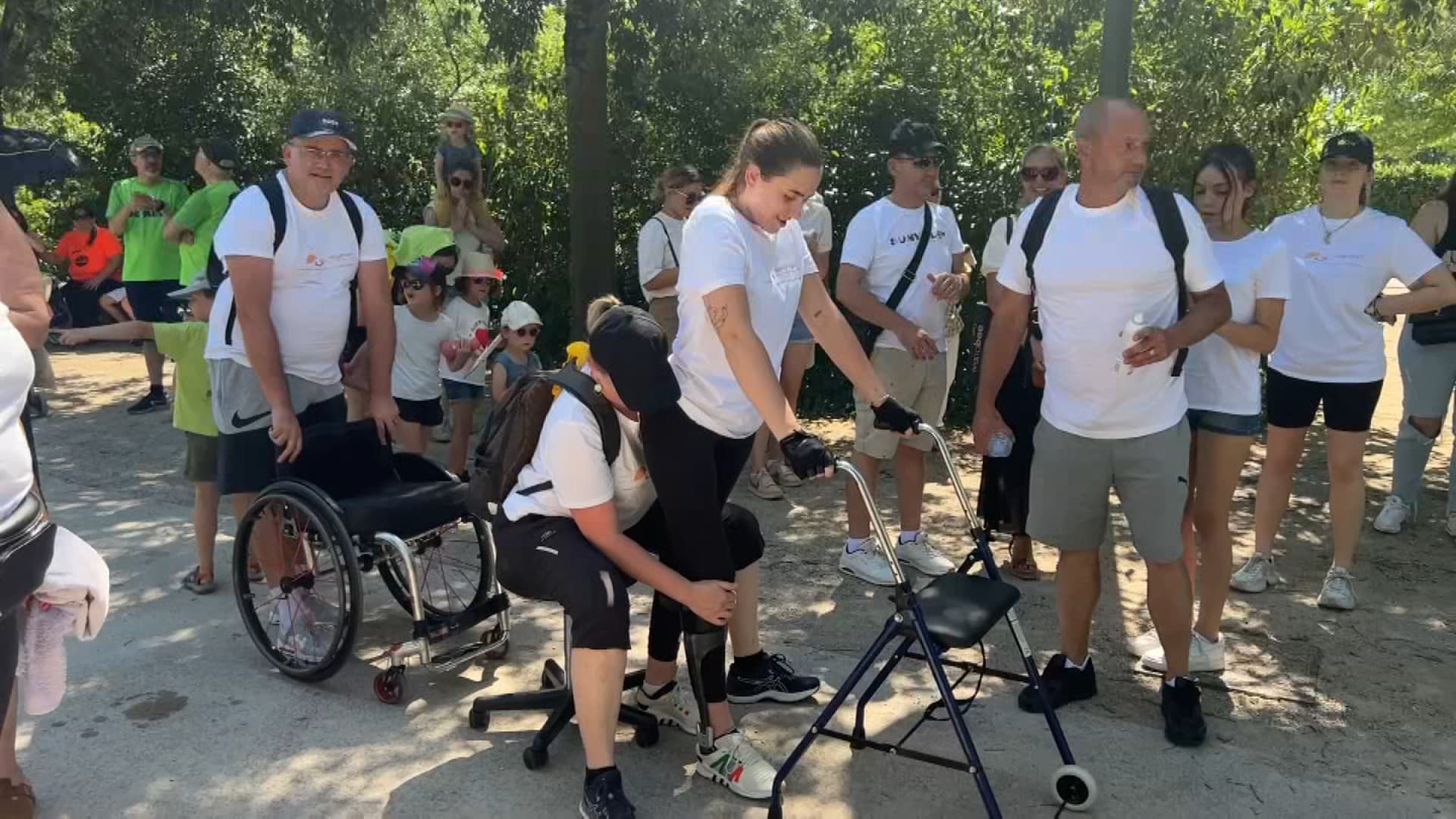 Flora marche lors de la Course des Héros organisée à Lyon au parc de Gerland ce dimanche après-midi. 