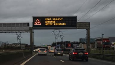 Panneau près de Caen (Calvados) mettant en garde les automobilistes contre des vents violents alors que le nord de la France fait face à la tempête Franklin, le 20 février 2022 
