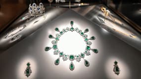 Le collier et les boucles d'oreilles de la parure d’émeraudes de l'impératrice Marie-Louise exposés dans la galerie Apollon au musée du Louvre à Paris le 14 janvier 2020.