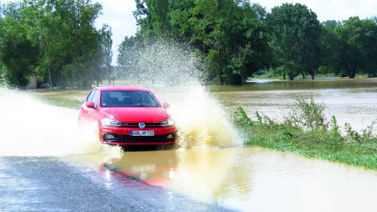 Sur route, en partie inondée lors de notre essai, la Polo montre toutes ses qualités de citadine polyvalente.