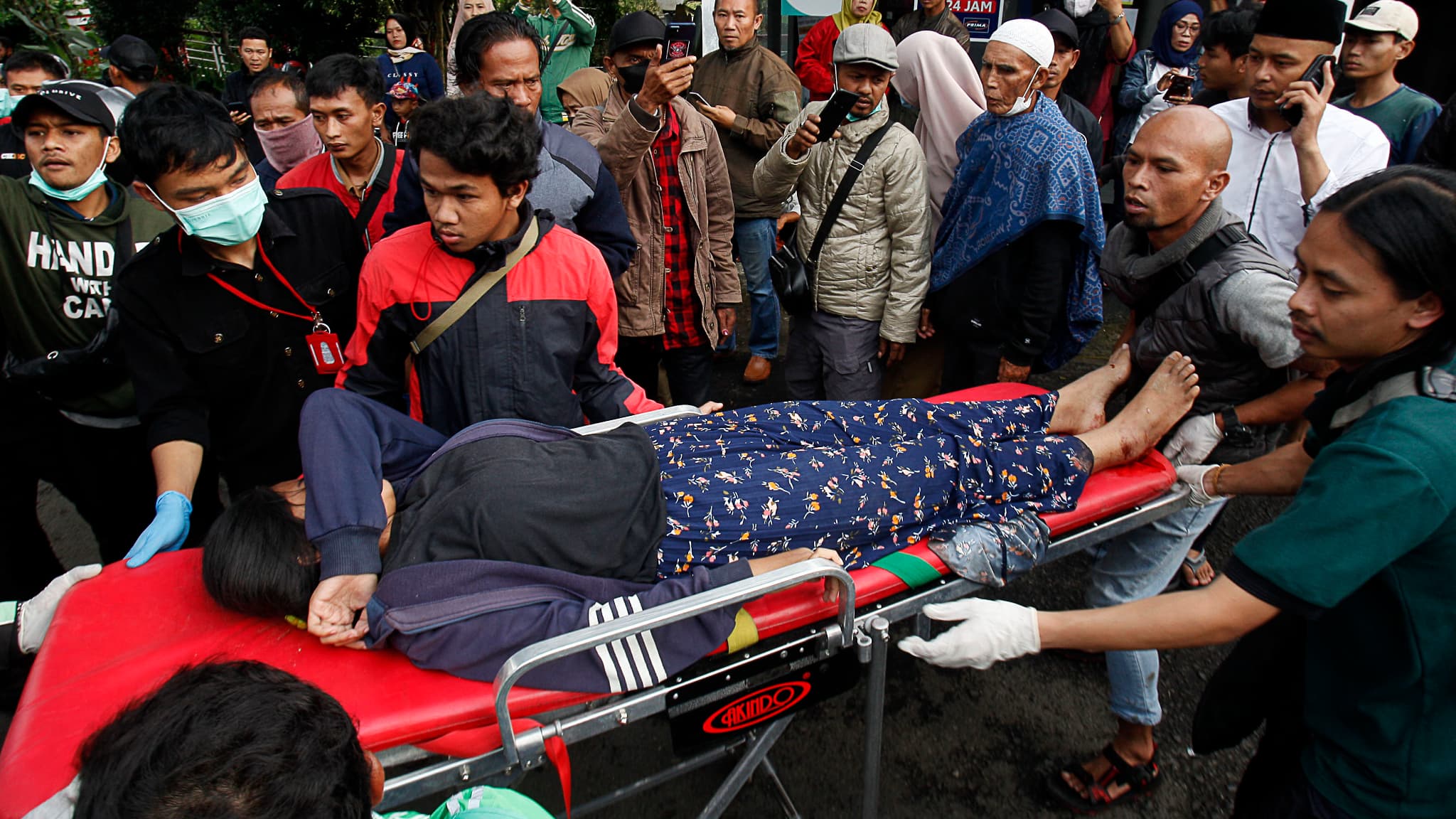 Korban tewas akibat gempa bumi naik menjadi 321