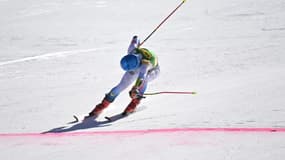 L'Américaine Mikaela Shiffrin franchit la ligne d'arrivée de la 2e manche du slalom géant de Coupe du monde de Sölden, en Autriche, le 23 octobre 2021