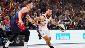 Mike James et Nando De Colo lors du All Star Game de Betclic Elite, le 29 décembre 2024 à l'Accor Arena de Paris-Bercy