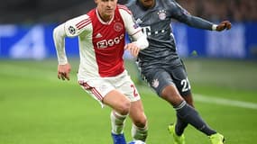 Frenkie De Jong annonce qu'il gardera le maillot de l'Ajax au moins jusqu'en juin.