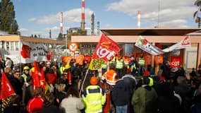 Des salariés de la ville de Villejuif rejoignent les grévistes bloquant l'entrée de la raffinerie de Grandpuits, en Seine-et-Marne. Le gouvernement a continué jeudi à agiter le bâton contre les opposants à la réforme des retraites qui bloquent les dépôts