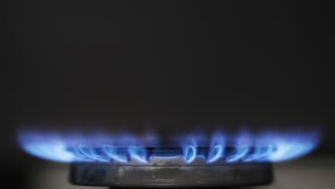 Le Conseil d'Etat a annulé un arrêté qui gelait les tarifs réglementés de vente de gaz naturel de GDF Suez du 1er octobre au 31 décembre 2011, imposant en outre au nouveau gouvernement d'appliquer une hausse rétroactive de la facture payée par les ménages