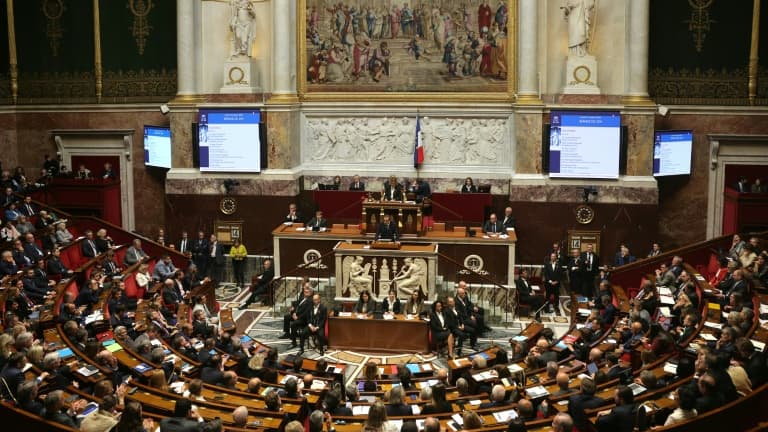 Le Premier ministre Sébastien Lecornu s'adresse aux députés à l'Assemblée nationale, le 14 octobre 2025 à Paris