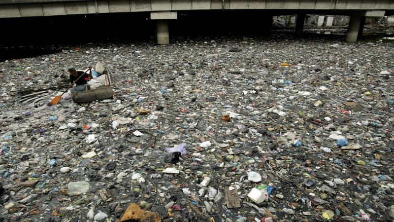 Rivière jonchée de déchets à Surabaya, en Indonésie (illustration)