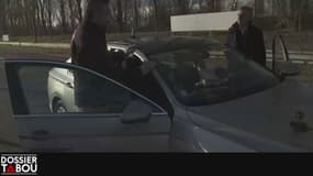 Un peu défoncé, Bernard de la Villardière s'apprête à prendre le volant. Sur circuit heureusement !