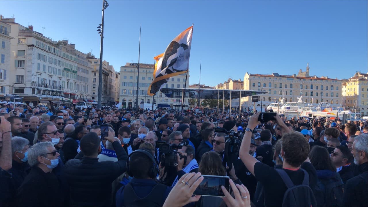 Les supporters sur le Vieux-Port au départ du cortège vers la Major. Les supporters sur le Vieux-Port au départ du cortège vers la Major.