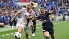 Ada Hegerberg et Sakina Karchaoui lors de la demi-finale aller de Ligue des champions OL-PSG, le 24 avril 2022