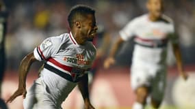 Michel Bastos célèbre un but en 2016