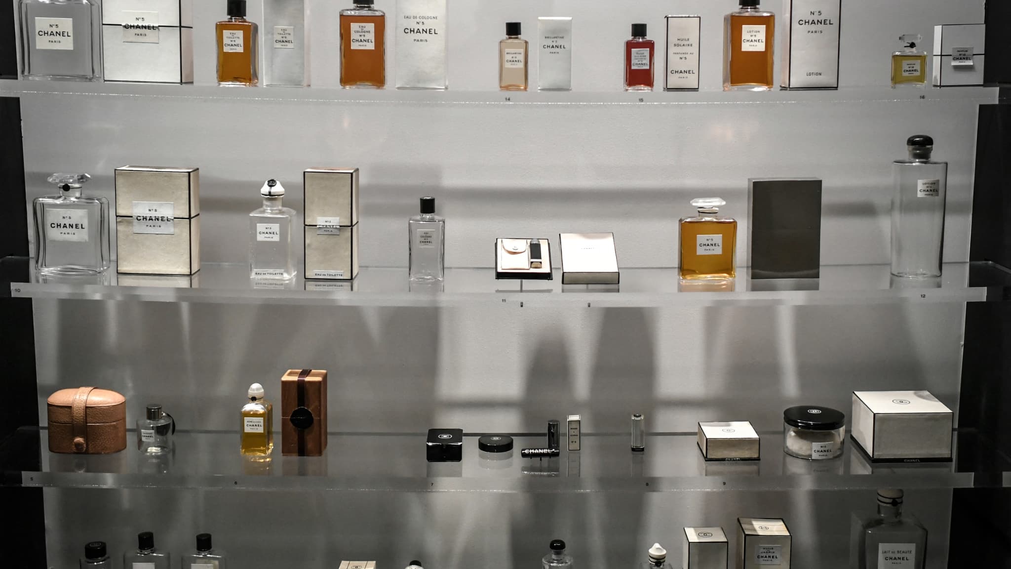 Pour les 100 ans du parfum N°5, Chanel présente un ensemble de