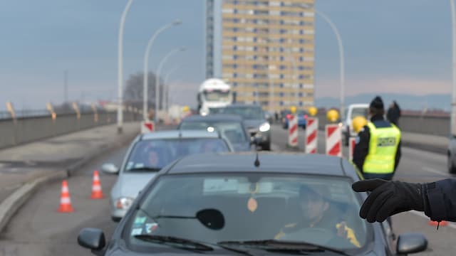 En concertation avec les autorités françaises, l’Allemagne, l’Italie et l’Espagne ont décidé de renforcer les contrôles aux frontières.