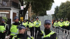 Des policiers montent la garde dans une rue secondaire le jour du défilé principal du carnaval de Notting Hill, dans l'ouest de Londres, le 27 août 2018. Photo d'illustration
