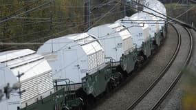 Le train convoyant des déchets nucléaires, parti mercredi du centre de La Hague, dans la Manche, avec du retard en raison d'incidents entre militants antinucléaires et forces de l'ordre, a poursuivi dans la nuit de mercredi à jeudi son périple vers l'Alle