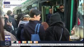 Beaucoup de monde pour prendre les bus à Montparnasse en ce lundi matin de rentrée, "c'est de pire en pire", selon un usager.