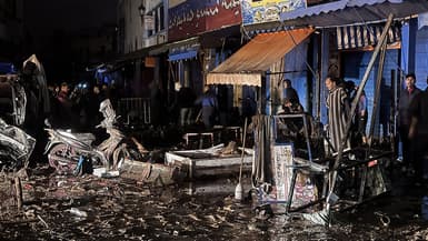 Des personnes passent devant les débris laissés par une crue soudaine à Safi, le 14 décembre 2025.