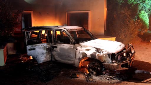 Un véhicule incendié la nuit de l'attaque du consulat de Benghazi.