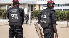 Des policiers devant le palais de justice à Dakar au Sénégal, le 3 novembre 2022