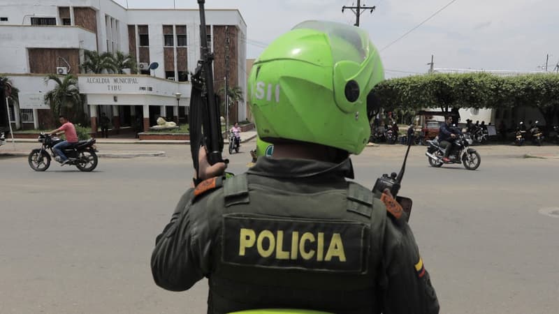 Un policier colombien dans la localité de Tibu en Colombie, le 27 avril 2018.