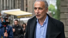 L'islamologue suisse Tariq Ramadan quitte le tribunal après avoir été acquitté de l'accusation de viol et contrainte sexuelle, à Genève le 24 mai 2023