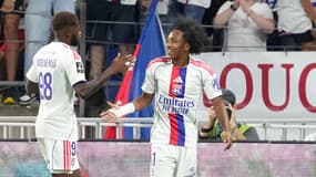 Malick Fofana célèbre un but de l'OL avec Ainsley Maitland-Niles, le 23 août 2025