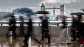 Des Londoniens sous leur parapluie près du London Bridge (Photo d'illustration)