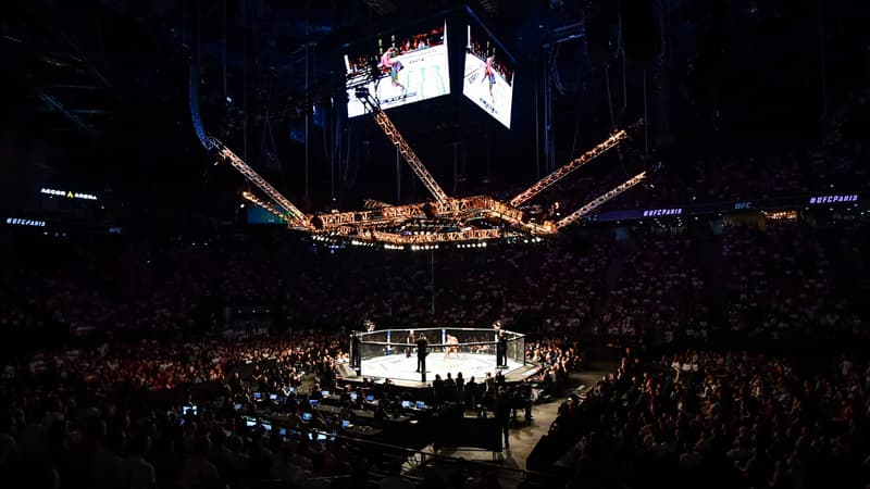 https://images.bfmtv.com/lj_on18tMxyNOKN5ZOVvPDPND1M=/131x106:1939x1123/800x0/images/Le-premier-UFC-a-Paris-en-septembre-2022-2065426.jpg