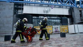 Les pompiers se déploient devant le site de la Cité des Sciences où 10.000 mètres carrés sont partis en fumée ce 20 août.