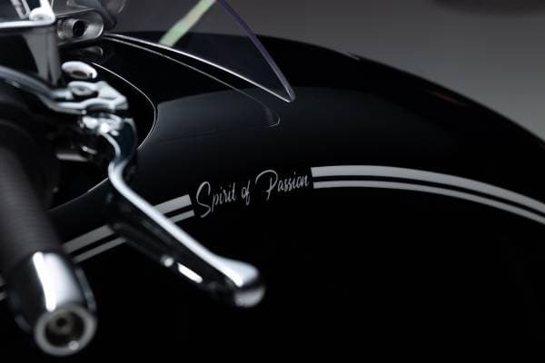 La carrosserie est finie est faite à la main comme la signature peinte La carrosserie est finie est faite à la main comme la signature peinte