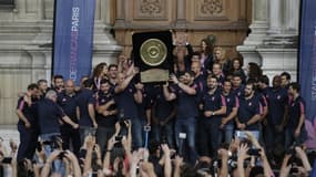 Les joueurs du Stade Français fêtent le Brennus à l'Hôtel de Ville
