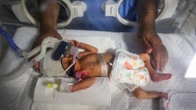 Un infirmier s'occupe d'un bébé palestinien né prématurément par césarienne quelques minutes avant la mort de sa mère, gravement blessée lors d'une frappe aérienne israélienne, dans le sud de la bande de Gaza, le 24 avril 2024. (ILLUSTRATION)