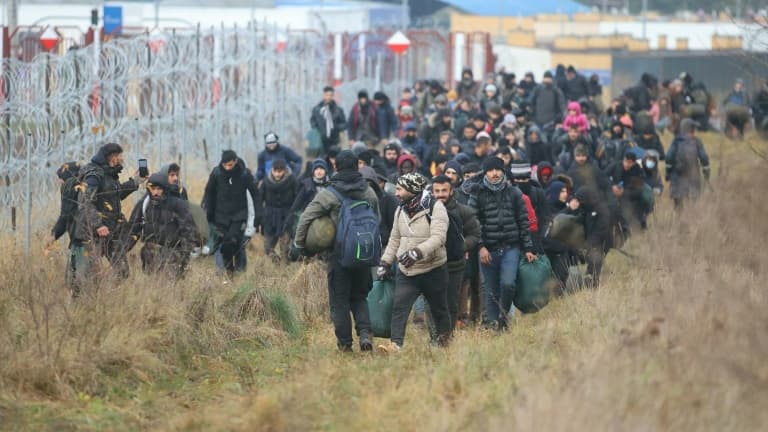 Un groupe de migrants se déplace le long de la frontière entre le Bélarus et la Pologne, espérant rentrer dans l'Union européenne, le 12 novembre 2021