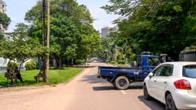 Les forces de sécurité congolaises bloquent une rue à Kinshasa, le dimanche 19 mai 2024
