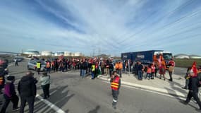 Les manifestants ont bloqué les accès au dépôt pétrolier de Fos pour protester contre les réquisitions de personnel.