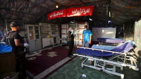 Le personnel médical en train de trier du matériel dans une tente médicalisée située place Tahrir à Bagdad en octobre 2020 (Photo d'illustration).