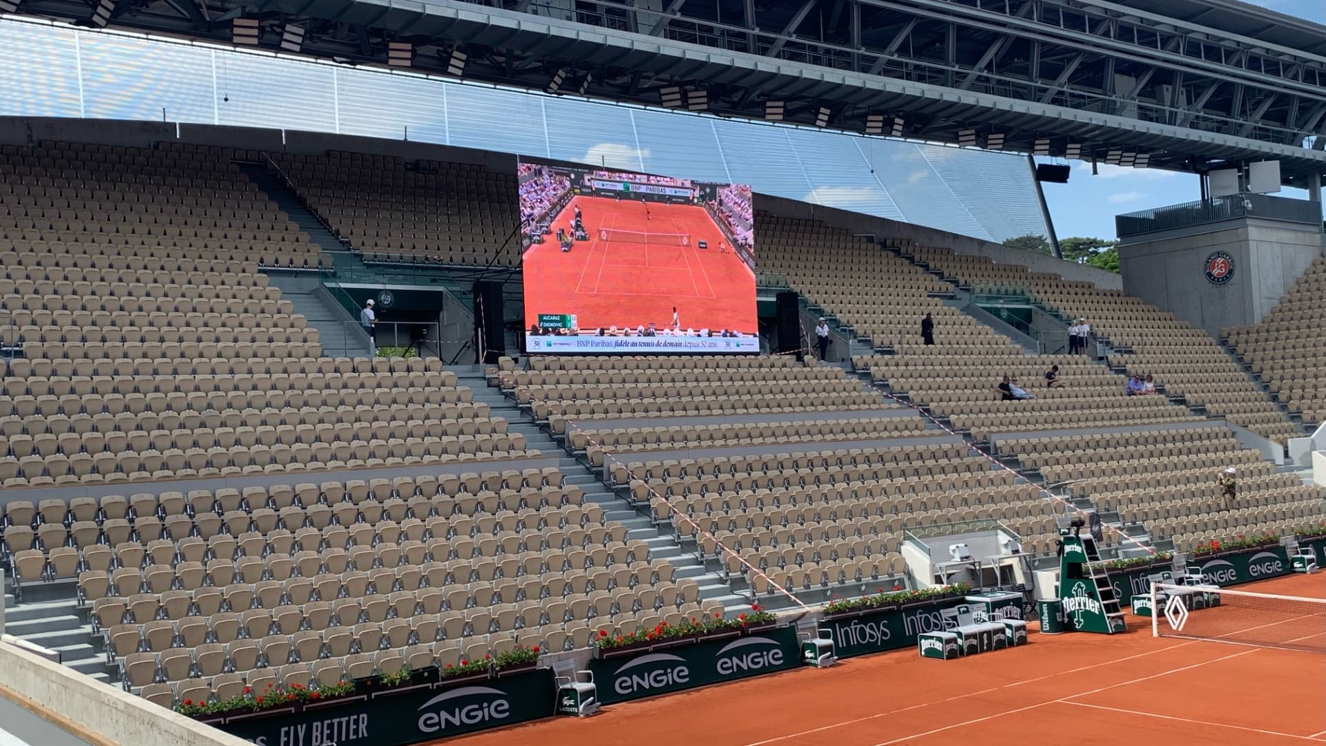 Ecran géant sur le court Suzanne Lenglen.