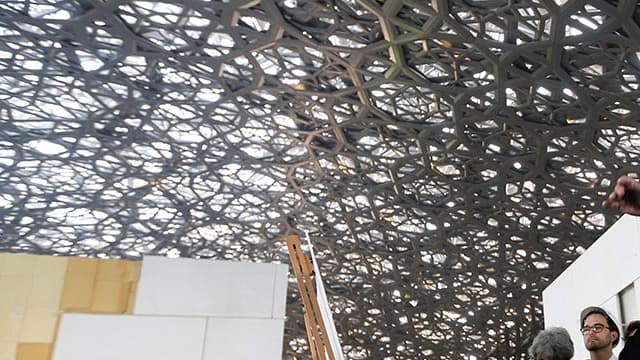 Laurent Fabius, alors ministre des Affaires étrangères, en visite sur le chantier du Louvre à Abu Dhabi en janvier 2016.