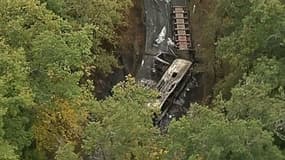 Extrait d'images télévisées de la carcasse de l'autocar dont l'incendie après une collision avec un camion avait tué 43 personnes, le 23 octobre 2015 à Puisseguin, en Gironde