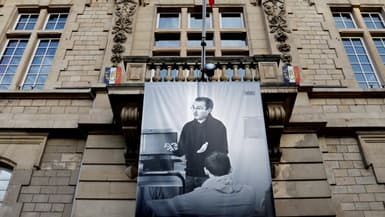 Un portrait de Samuel Paty sur la façade de l'hôtel de ville de Conflans-Sainte-Honorine, le 3 novembre 2020 dans les Yvelines